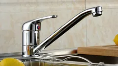 Prečo vám hučí kohútik a ako to rýchlo vyriešiť bez rozoberania kúpeľne