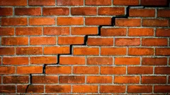 Všimli ste si prasklinu nad dverami? Takto zistíte, či je to nebezpečné