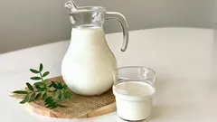 Dá sa piť kefír na noc? Kedy pomáha a kedy škodí