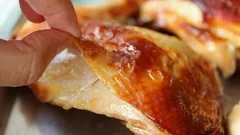 Chrumkavá koža na kurati — pôžitok alebo zbytočné riziko?