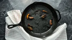 Prečo sa jedlo lepí na panvicu a ako to rýchlo vyriešiť podľa materiálu