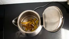 Ako odstrániť vodný kameň z rýchlovarnej kanvice bez zápachu octu