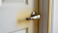 Ako vyčistiť zažltnuté biele lakované dvere bez brúsenia: 3 overené zmesi