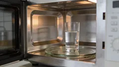 Prečo dať do mikrovlnnej rúry pohár vody – jednoduché pravidlo, ktoré chráni spotrebič