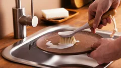 Hubka alebo kefa na riad: čo je hygienickejšie v slovenskej kuchyni