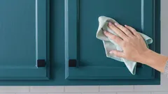 Ako rýchlo a bezpečne odstrániť lepkavú mastnú vrstvu z kuchynských skriniek