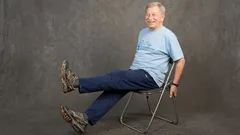 Stoličková rozcvička pre seniorov 65+: 20 minút, ktoré uvoľnia krk, chrbát aj bedrá