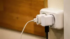 Nechávate nabíjačku v zásuvke? Tu je dôvod, prečo to nie je až taký neškodný zvyk