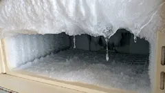 Ľad v mrazničke? Tu je dôvod, prečo vzniká a ako sa ho zbaviť bez poškodenia spotrebiča